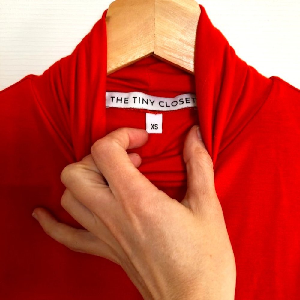 THE TINY CLOSET Sleeveless Turtleneck Top